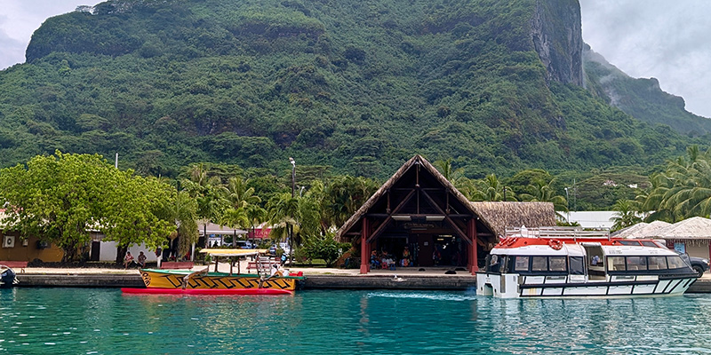 Boote, die auf Bora Bora angelegt haben