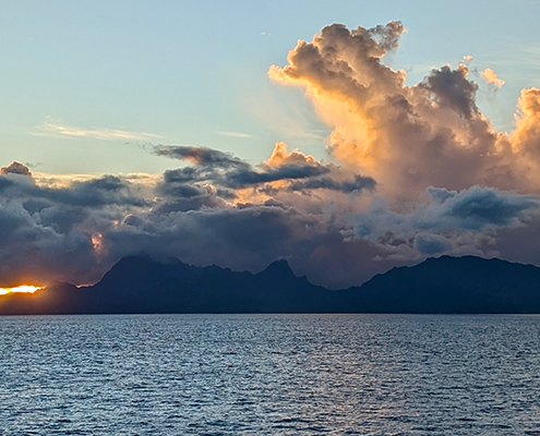 Eine Insel in Französisch-Polynesien, die Sonnte geht gerade hinter der Insel unter