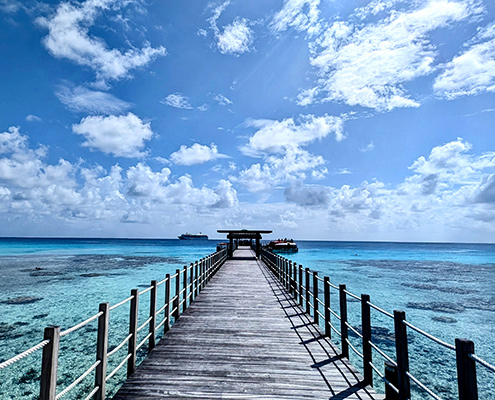 Ein Steg einer Insel zum Bootsanleger