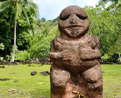 Eine Statue mitten im Grünen auf einer Insel in Französisch-Polynesien